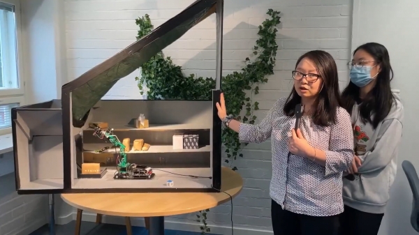 핀란드 알토대학과의 공동 프로젝트를 수행한 한남대 디자인팩토리 학생들이 미래사회 드론과 드롭샵 모델 프로토타입을 선보이고 있다.