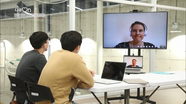 한남디자인팩토리 학생들이 핀란드 알토디자인팩토리 지도교수와 온라인 실시간 회의을 진행하는 모습이 방송 다큐로 소개되었다.