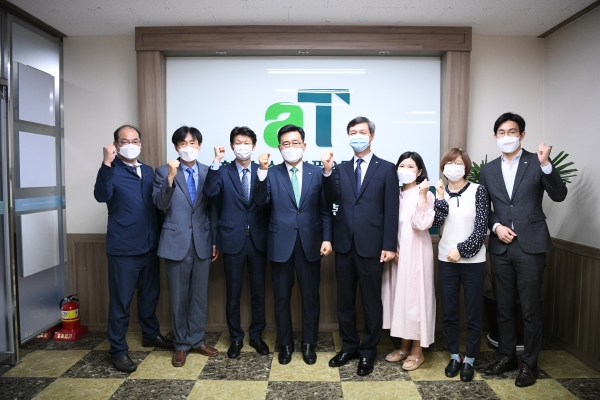 전북지역본부 현장 순시  * 한국농수산식품유통공사 김춘진 사장(왼쪽 네 번째), 류정한 전북지역본부장(오른쪽 네 번째)