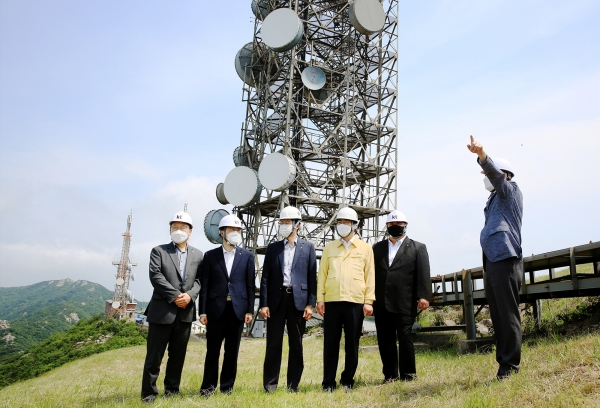 맹정호 서산시장이 조경식 과기부 제2차관, KT 관계자들과 KT원효봉 국사를 방문해 현장을 점검하는 모습