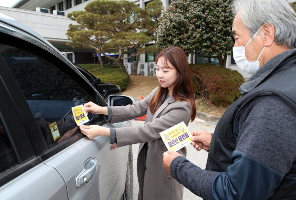 지난해 고령운전자를 위한 차량 스티커 배포 모습.