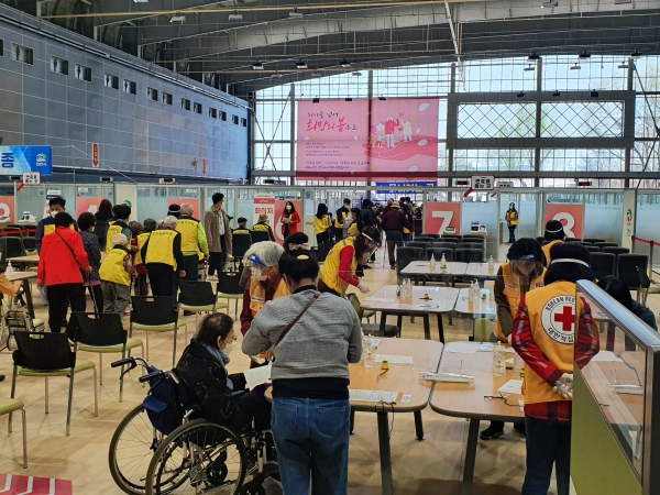 천안시 실내테니스장에 설치된 예방접종센터 모습