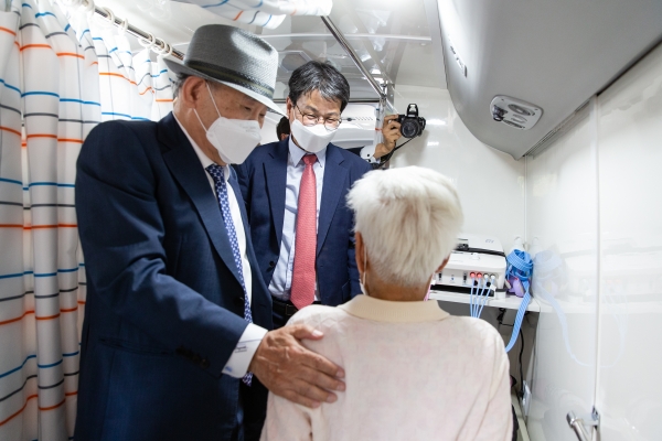 명위진 파안장학재단 이사장 고향에 진료버스 기증