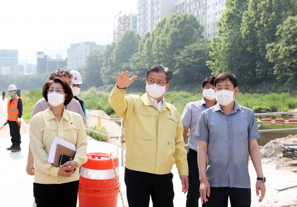 8일 오전 정용래 유성구청장이 온천북교 공사현장을 방문해 현장점검을 실시