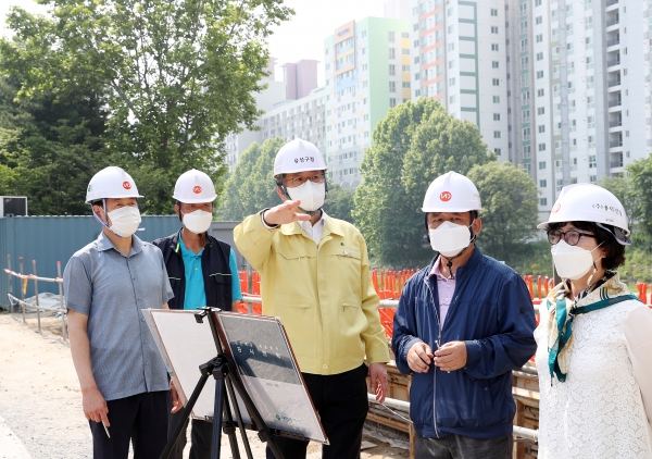 8일 오전 정용래 유성구청장이 온천북교 공사현장을 방문해 현장점검을 실시