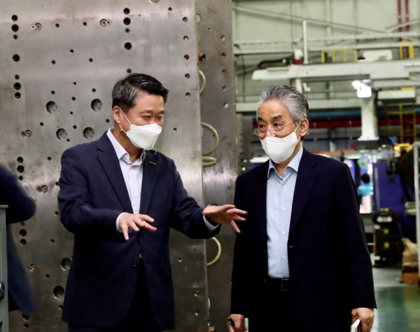 김학도 이사장이 8일 오전 충남 당진시에 소재한 자동차 부품 금형 제조기업인 ㈜삼우코리아(대표이사 조윤장) 방문해 애로사항 청취 모습