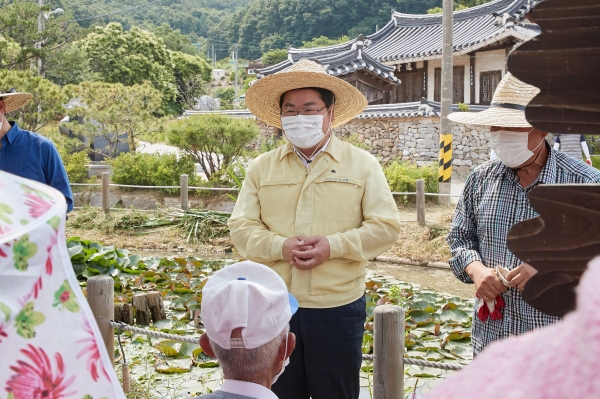 오세현 시장이 도고면 화천1리 주민들과 대화를 나누는 모습