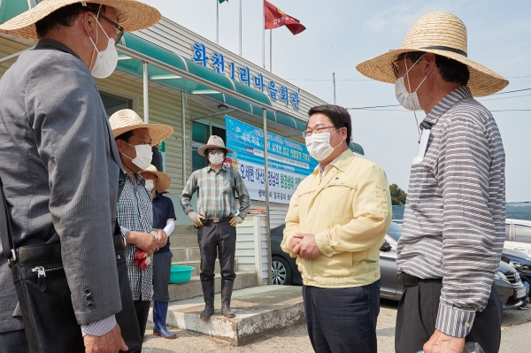 오세현 시장이 도고면 화천1리 주민들과 대화를 나누는 모습