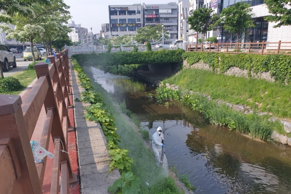 서산 호수공원 하천변 방제 모습