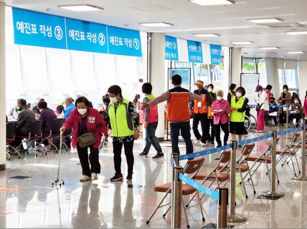 ‘보령시 코로나19 지역예방접종센터’ 자원봉사 사진