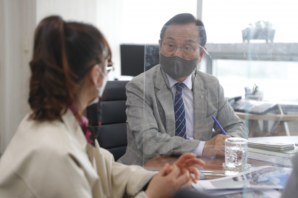 박상돈 천안시장이 특이 또는 고질 민원처리를 위해 열린시장실을 매주 목요일마다 운영하고 있다.