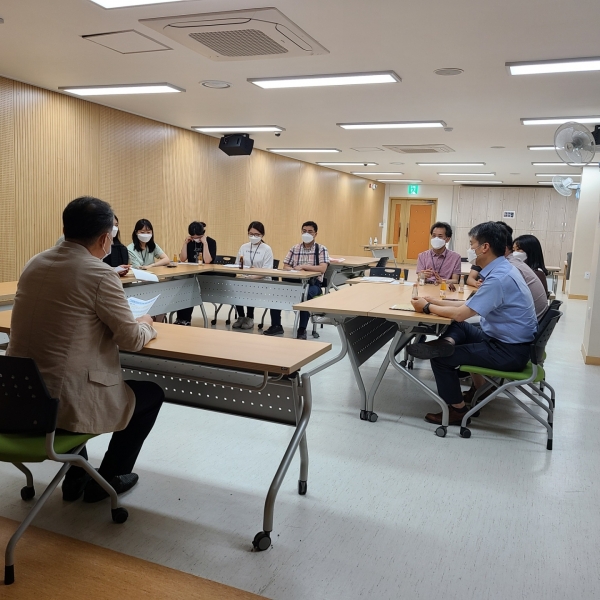 위생업소 특별점검에 앞서 점검 교육 중인 중구청 공무원