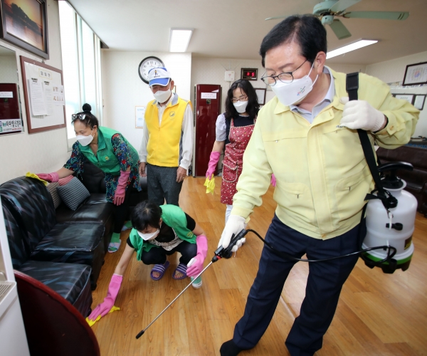 장종태 구청장은 9일 경로당 운영재개에 앞서 월평2동 무궁화 경로당을 찾아 실내ㆍ외 소독과 방역에 만전의 준비를 하는 모습을 꼼꼼히 살피고, 자원봉사에 나선 경로당 및 자생 단체 회원들을 격려했다.