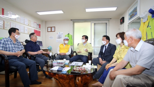 장종태 구청장은 9일 경로당 운영재개에 앞서 월평2동 무궁화 경로당 찾아