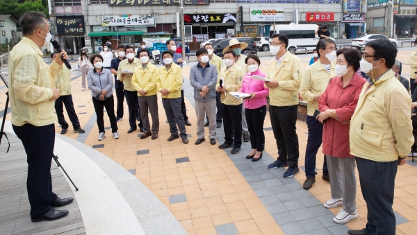 당진시의회 행정사무감사특위 위원들이 기지시 다목적 광장을 방문해 현장 점검하고 있다.