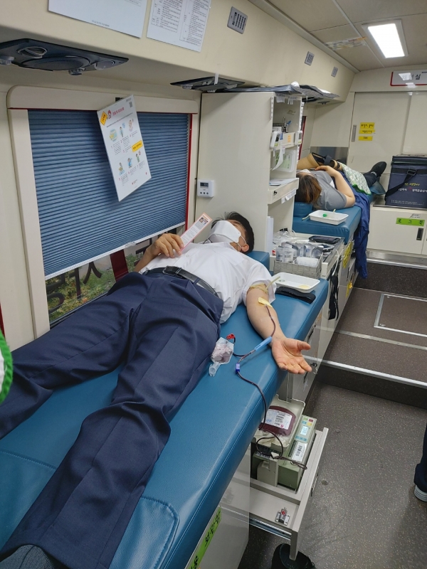 김종연 국립산림치유원장이 9일 경북 영주시 봉현면 산림치유원에서 생명나눔 사랑의 헌혈 행사에 참여해 헌혈을 하고 있다.