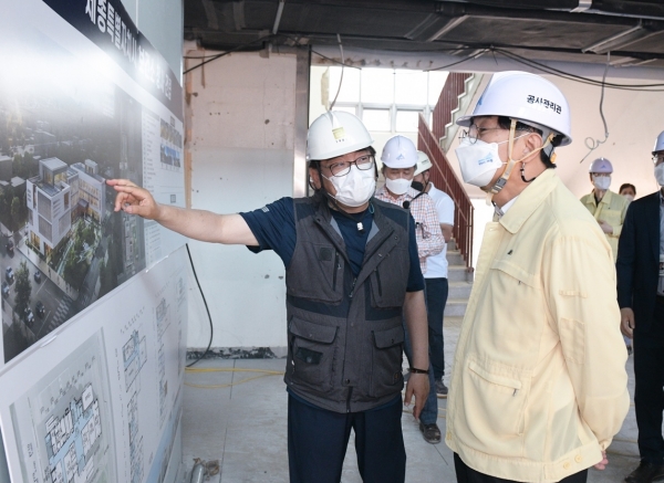 이춘희 세종시장(오른쪽)이 9일 세종시보건소 신청사 공사현장을 찾아 현황을 점검하고 있다.
