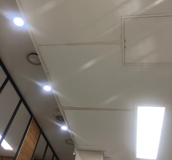 천장에서 물이 새면서 얼룩진 싱싱장터 천장 모습.