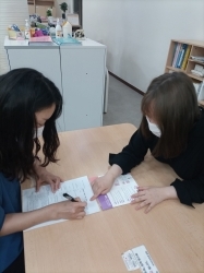보건소를 방문에 난임 관련 상담 중인 사진