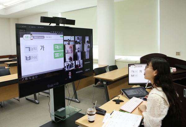 한남대 한국어교육원 교수가 원격교육 플랫폼을 활용해 몽골 울란바토르 현지 학생들에게 한국어 수업을 진행하고 있다.