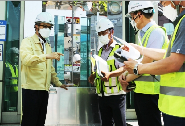 김경철 사장이 도시철도 용문역을 방문해 집중호우 시 역사로      유입되는 물을 차단하기 위한 차수판 상태를 점검하고 있다.