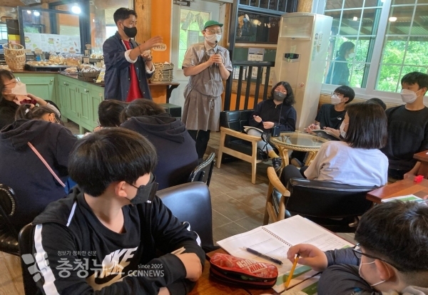 학교와 마을이 공동교육과정을 운영하는 홍동중학교의 학생들이 갓골빵집에서 자유학년제 진로체험을 하고 있다.