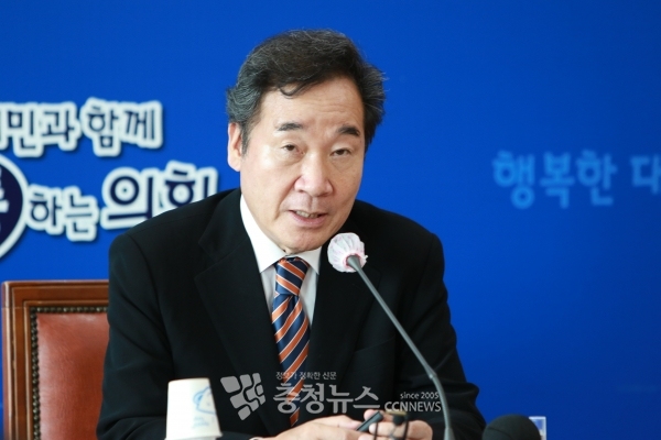 더불어민주당 이낙연 의원이 10일 대전시의회에서 취재진 질문에 답변하고 있다.