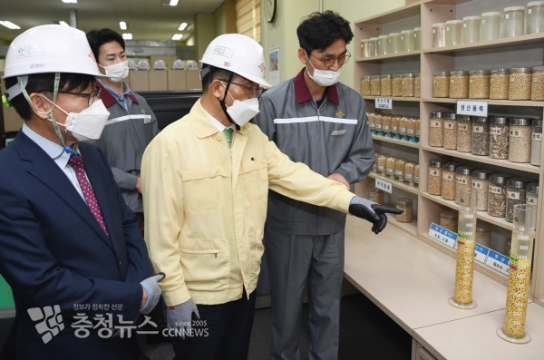 김춘진 사장(가운데), ㈜선광 심충식 대표이사(오른쪽에서 1번째)콩 정선 전문업체 현장 순시