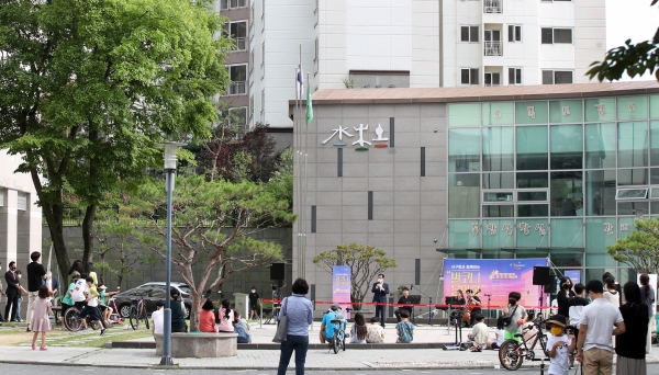 12일 오후 도안동 수목토 아파트에서 '찾아가는 발코니 음악회' 공연이 펼쳐지고 있다. 코로나19 장기화로 지친 주민들을 위해 열린 이번 음악회는 아파트 야외 공간을 활용한 무대에서 대중음악 등의 다양한 공연으로 주민들에게 큰 호응을 얻었다.