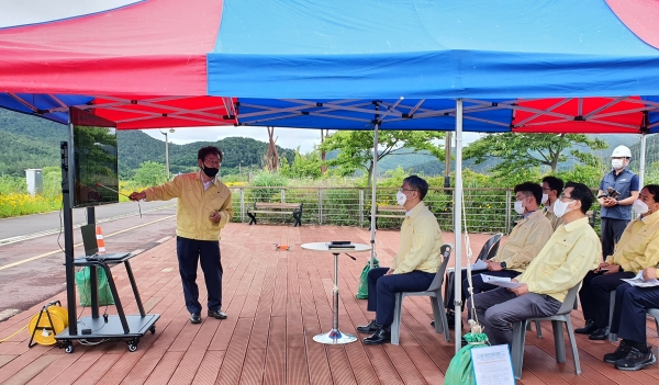 (화순홍수조절지) 박재현 한국수자원공사 사장이 6월 3일 화순홍수조절지(전남 화순군)를 방문하여, 드론을 활용한 원격 안전점검을 진행하고 있다.