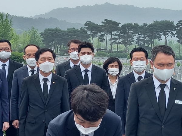 국민의힘 이준석 대표는 14일 장동혁 대전시당위원장, 양홍규 대전 서구을 당협위원장 등과 함께 대표 취임 첫 공식일정으로 대전현충원을 찾았다.