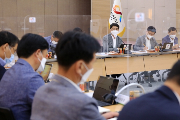 맹정호 서산시장이 14일 시청 대회의실에서 확대간부회의를 주재하는 장면