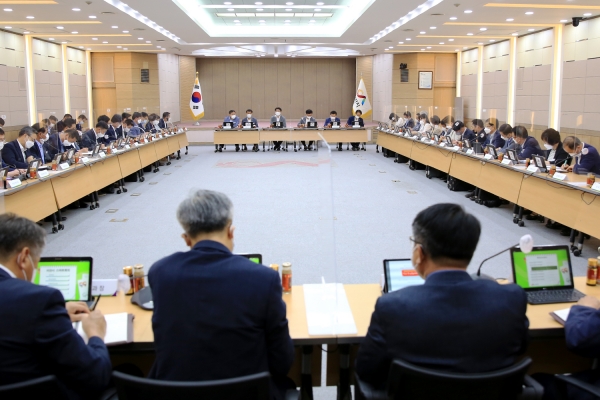 맹정호 서산시장이 14일 시청 대회의실에서 확대간부회의를 주재하는 장면