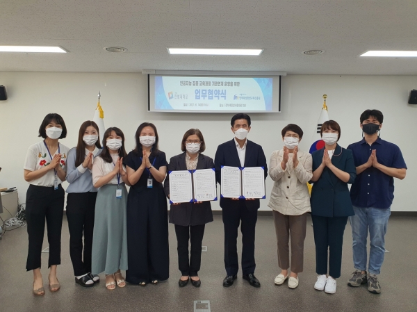 한밭대학교 최병욱 총장(오른쪽에서 네 번째)과 (재)세종특별자치시인재육성평생교육진흥원 박영송 원장이 협약서 교환 후 관계자들과 함께 기념촬영을 하고 있다.