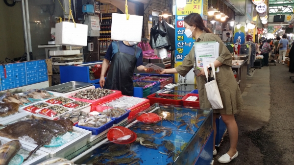 전통시장 내 수산물판매업소 안전점검 모습