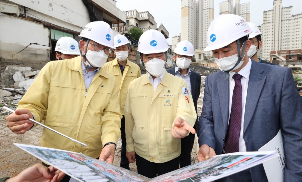 황인호 동구청장, 천동3구역 철거 현장 안전 점검 모습