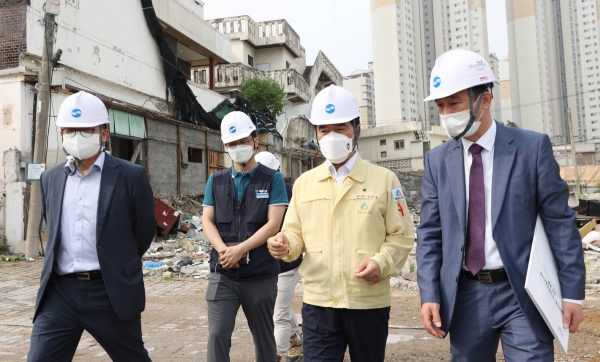 황인호 동구청장, 천동3구역 철거 현장 안전 점검 모습