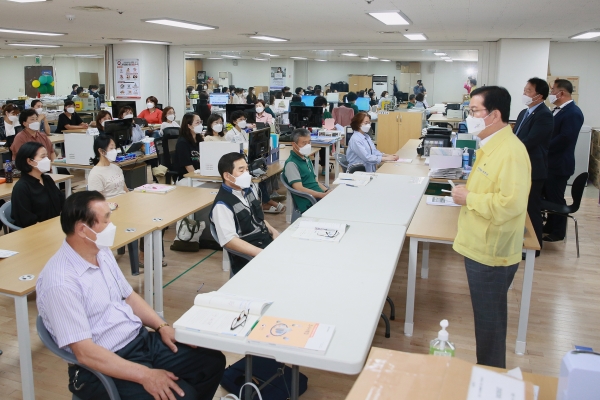 장종태 대전 서구청장은 14일 경제총조사 종합상황실을 찾아 조사 요원들을 격려하고,  경제총조사가 성공적으로 수행될 수 있도록 조사업무 추진에 만전을 당부했다.