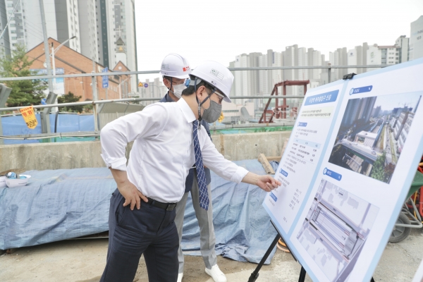 박상돈 천안시장 두정역 현장점검 모습