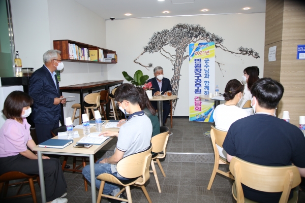 민원창구공무원 간담회를 주재하는 문정우 금산군수