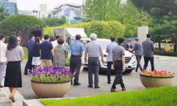 이강혁 대전시 시민안전실장이 15일 오전 후배 공무원들과 인사를 나누고 있다.