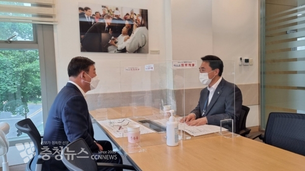 황선봉 예산군수가 박수현 청와대 국민소통수석을 만나 삽교역 신설을 건의하는 모습