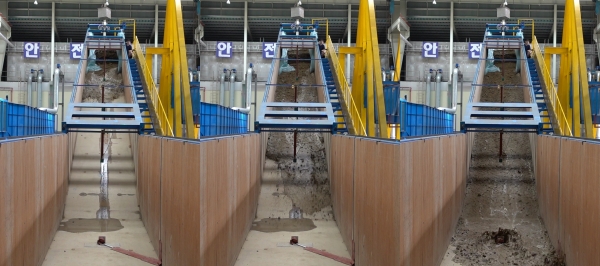 농어촌공사는 대형수리모형실험시설을 이용한 산사태 발생시 토석류 피해범위 예측 실험 실시(시간에 따른 토석류전파 형상)