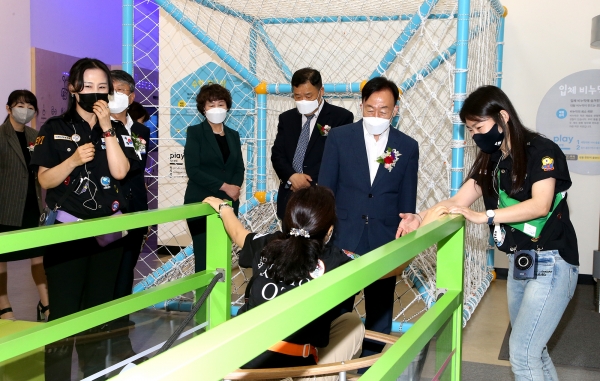 15일 탐구·체험중심 수학교육 공간인 대전수학문화관 개관식 후 시설을 둘러보는 설동호 교육감
