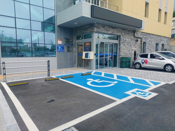 장애인주차장 및 건물 진입로