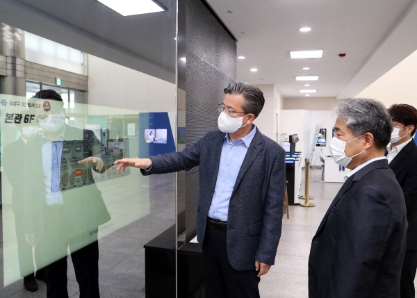 15일 정용래 유성구청장이 유성구청 1층 로비에 새롭게 설치된 3D 청사안내 서비스를 시연하고 있다