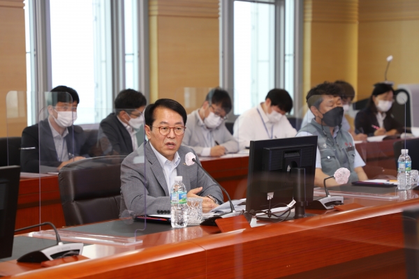 15일 열린 탄소중립 대응 TF 킥오프 회의에서 설명 중인 박형덕 서부발전 사장