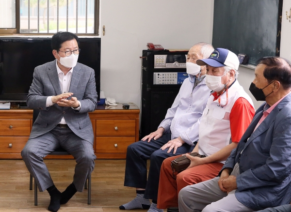 우성아파트 경로당에 방문한 장종태 구청장 모습