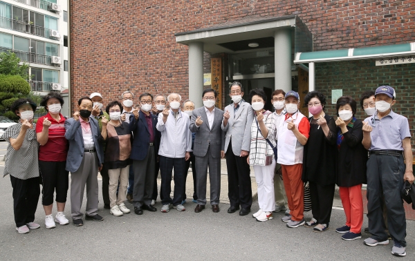 우성아파트 경로당에 방문한 장종태 구청장