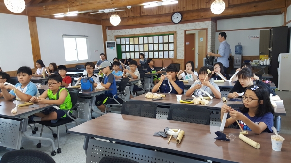 대나무물총 만들기 활동 모습